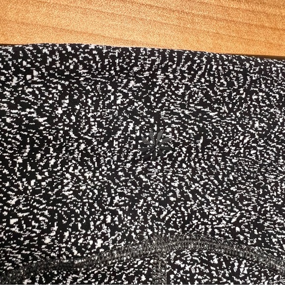 ATHLETA Ultimate Stash Textured 7/8 Tight - Picture 6 of 6